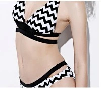 Sort hvid Chevron-mønster stretchstof hurtigt-Dry Wrap Bikinisæt krydsremme udskåret højt-Klip i to stykker til strandtøj